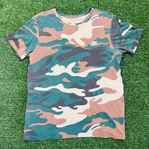 Nike Woodland Camo Tee 🌿 Urban Streetwear Essential Size L💎